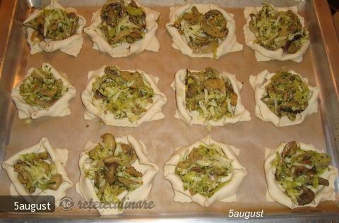 Appetizer baskets with mushrooms and cheese