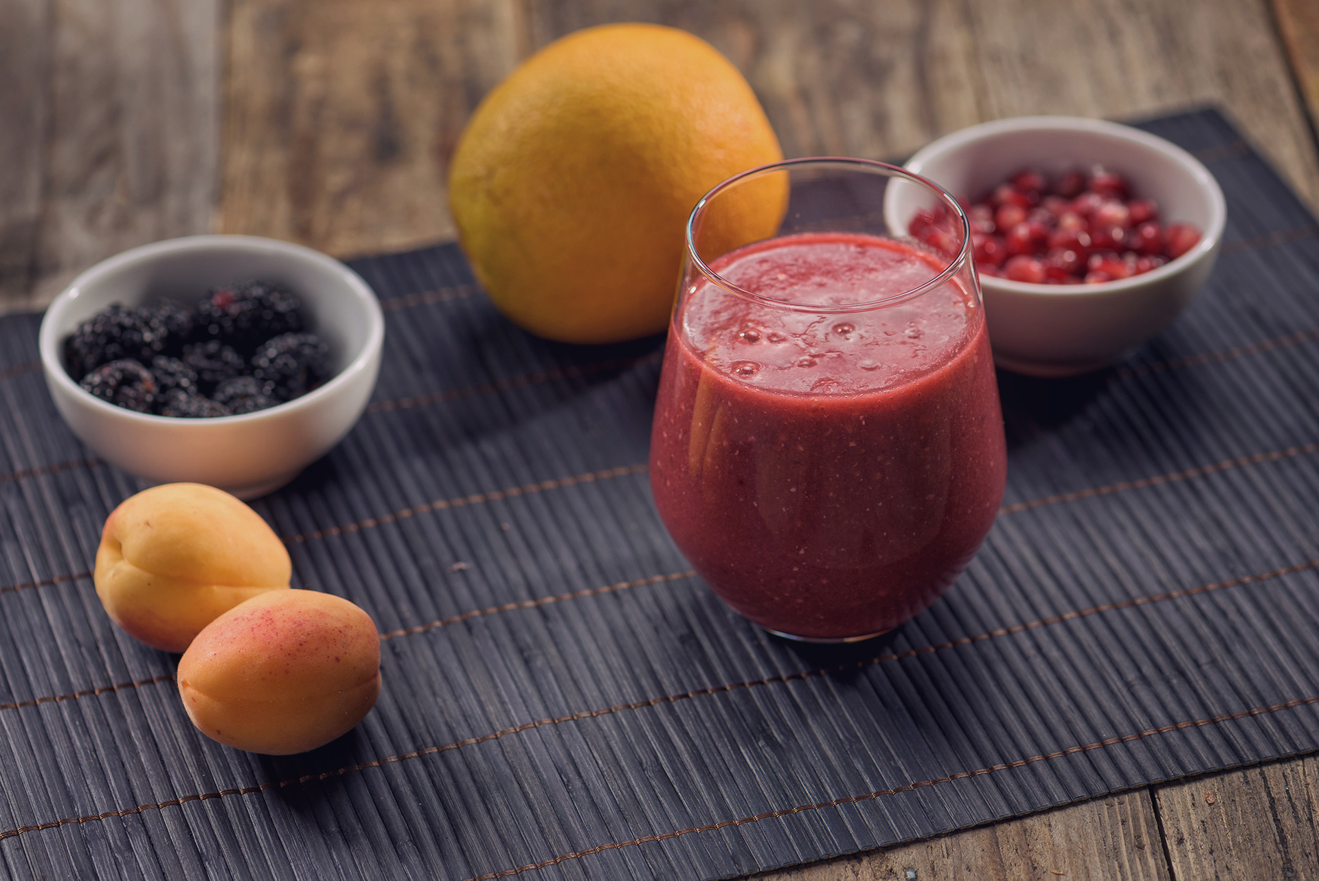 Smoothie mit Granatapfel, Brombeeren und Aprikosen