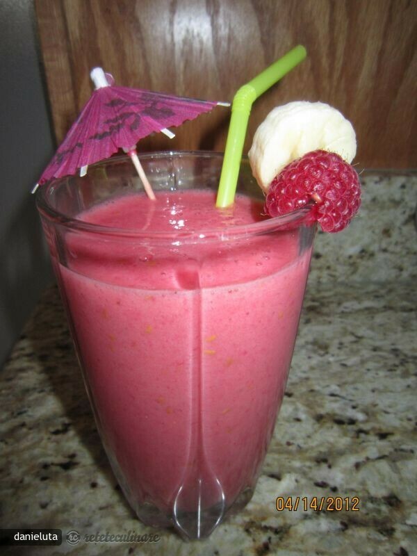 Banana and Raspberry Smoothie