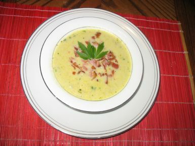 Soupe crème de poireau et de pomme de terre avec de la crème aigre