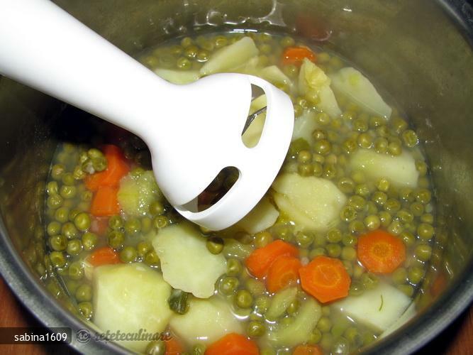 Soupe crémeuse de pois avec sésame