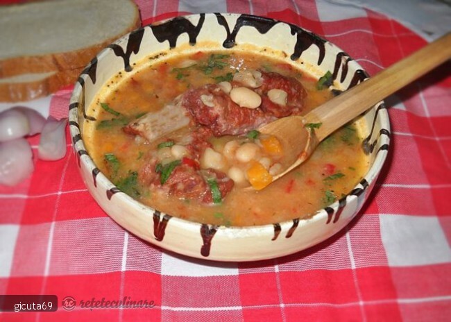 Bohnensuppe mit geräucherten Rippchen