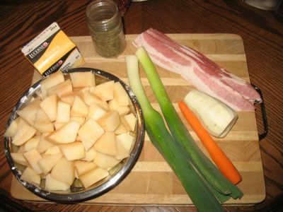 Soupe crème de poireau et de pomme de terre avec de la crème aigre