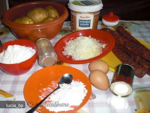 Kartoffelknödel gefüllt mit Wurstbällchen