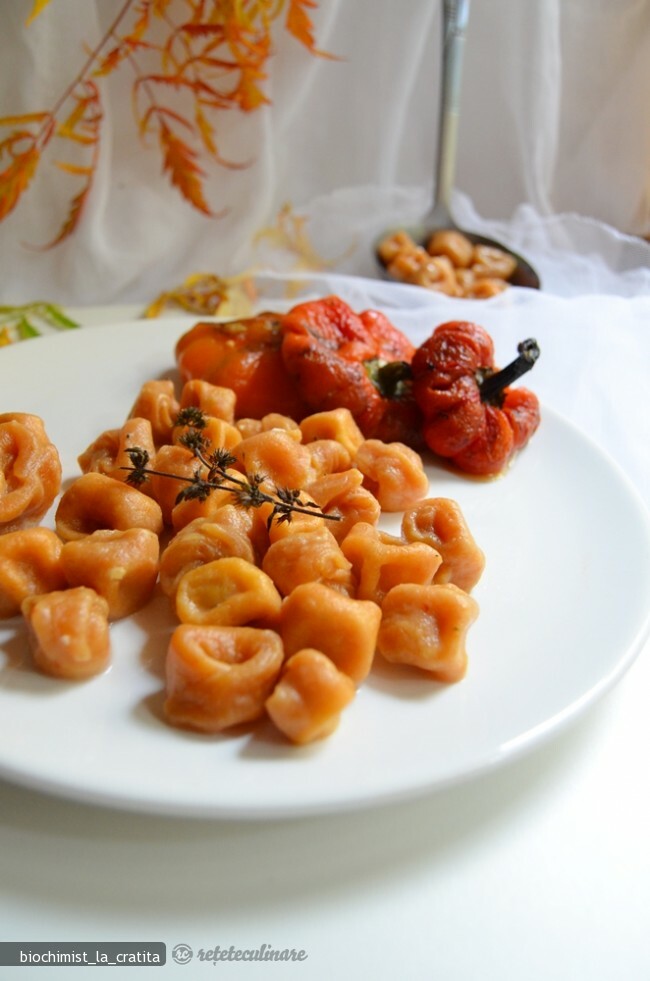 Tortellini com Pimentos Assados, Queijo e Tomilho