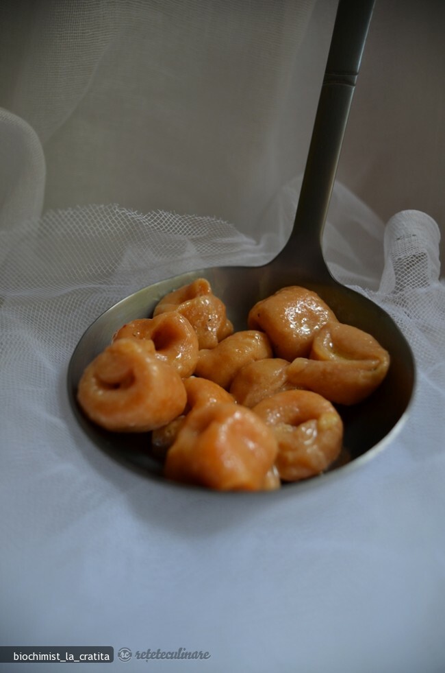 Tortellini com Pimentos Assados, Queijo e Tomilho