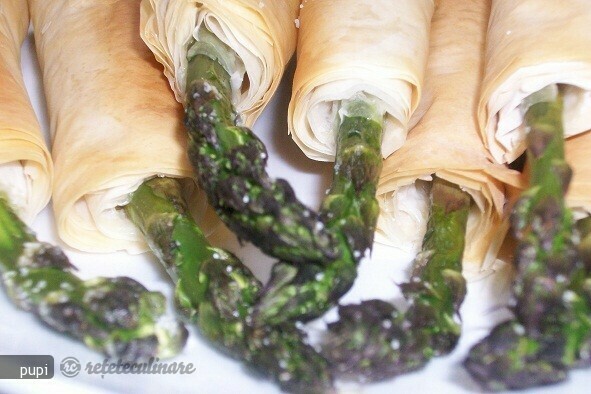 Asparagus in Puff Pastry with Cheese Sauce